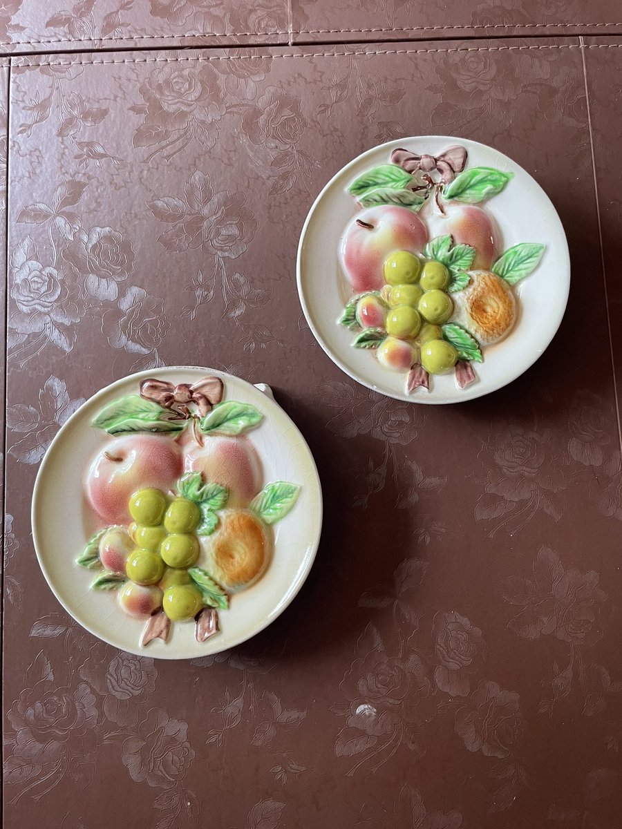 ErasShoppe's tweet photo. Vintage ceramic &amp; wood wall plaques and wall pockets going into my space at https://t.co/HEVTtjCRNa! Visit the mall this weekend and see what treasures you’ll find. They’re open Thursday-Saturday 10am-5pm. https://t.co/yFEskohDE0