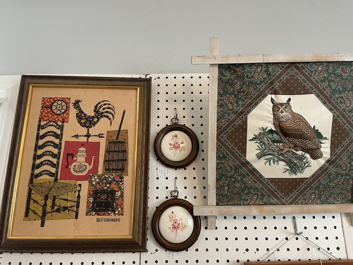 ErasShoppe's tweet photo. Vintage ceramic &amp; wood wall plaques and wall pockets going into my space at https://t.co/HEVTtjCRNa! Visit the mall this weekend and see what treasures you’ll find. They’re open Thursday-Saturday 10am-5pm. https://t.co/yFEskohDE0