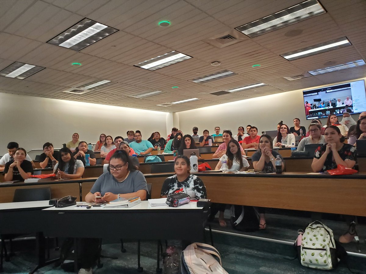 I was so proud to represent Edgewood on this UTSA panel for clinical teachers.  Not all 26 are present, but the ones who did attend definitely showed that Edgewood was in the house! <a href="/EISDofSA/">Edgewood ISD</a> <a href="/DrH_OnTheEdge/">Doctor.H 🇲🇽🇺🇸</a> <a href="/EISDHR1/">EISD Human Resources</a>