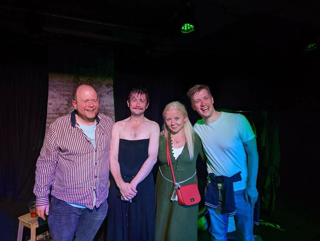 turlygod's tweet photo. in @timfitzhigham's absence tonight due to illness, mr @Daniel_Sloss directed myself and two audience heroes in #TheScottishPlay.
take a bow, Julia and Michael!
#KingOfLeeds #könig #offensivelyfrench #OneManTwoManMacbeth https://t.co/aF3ZTlYAO5