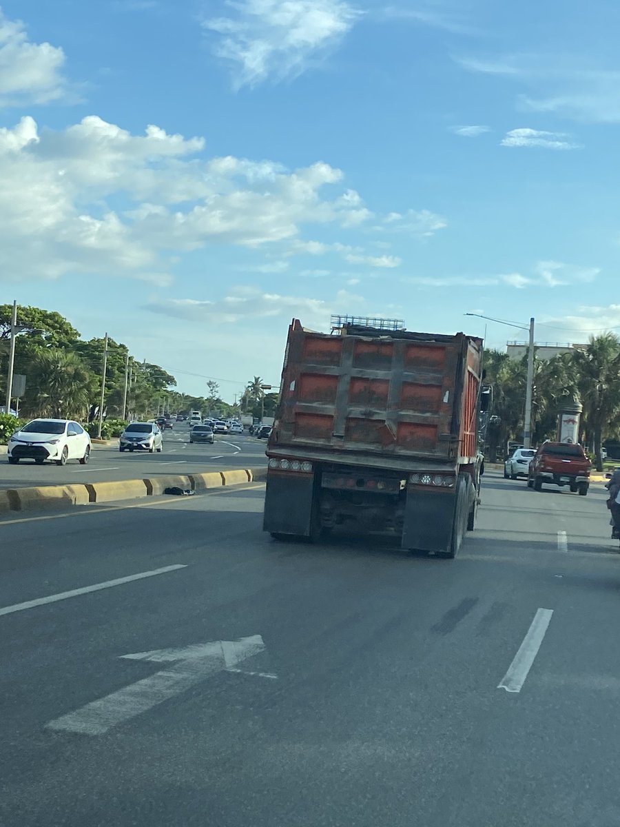 MaderaCirio's tweet photo. @digesettrd_ sin placa y el negro ni siquiera tiene faroles adelante. Ambos iban haciendo carreras, cortes y presionando a los demás conductores con sus bocinas en el Malecón a las 5:45pm.

Si eso no lo vemos, ¿que estamos mirando? https://t.co/9xTiWJH18E