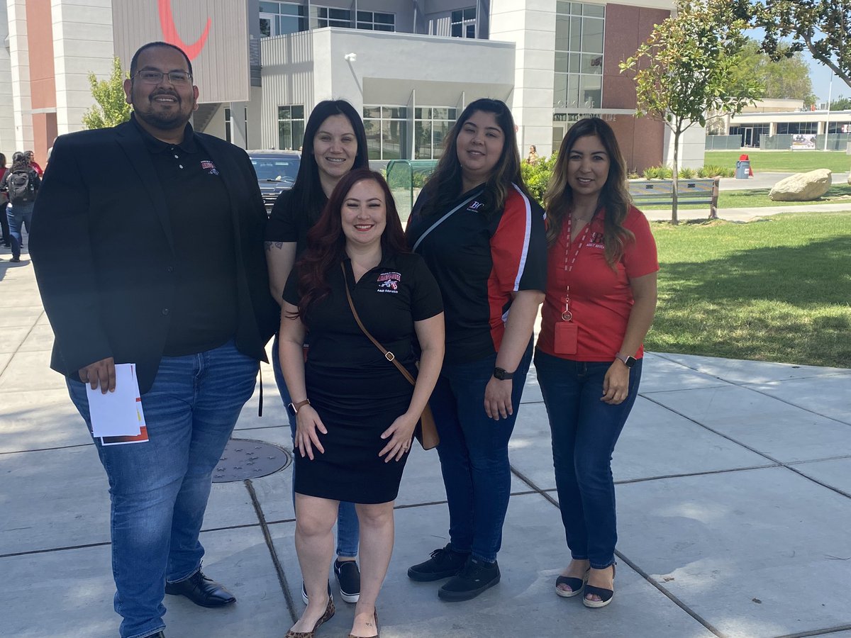 EndeeGrijalva's tweet photo. It’s a great day to be a @BAKcollege Renegade!!!! Even got to see one of my fav Renegades on campus today… my daughter!! #FallOpeningDay https://t.co/kB2J5QzBFA