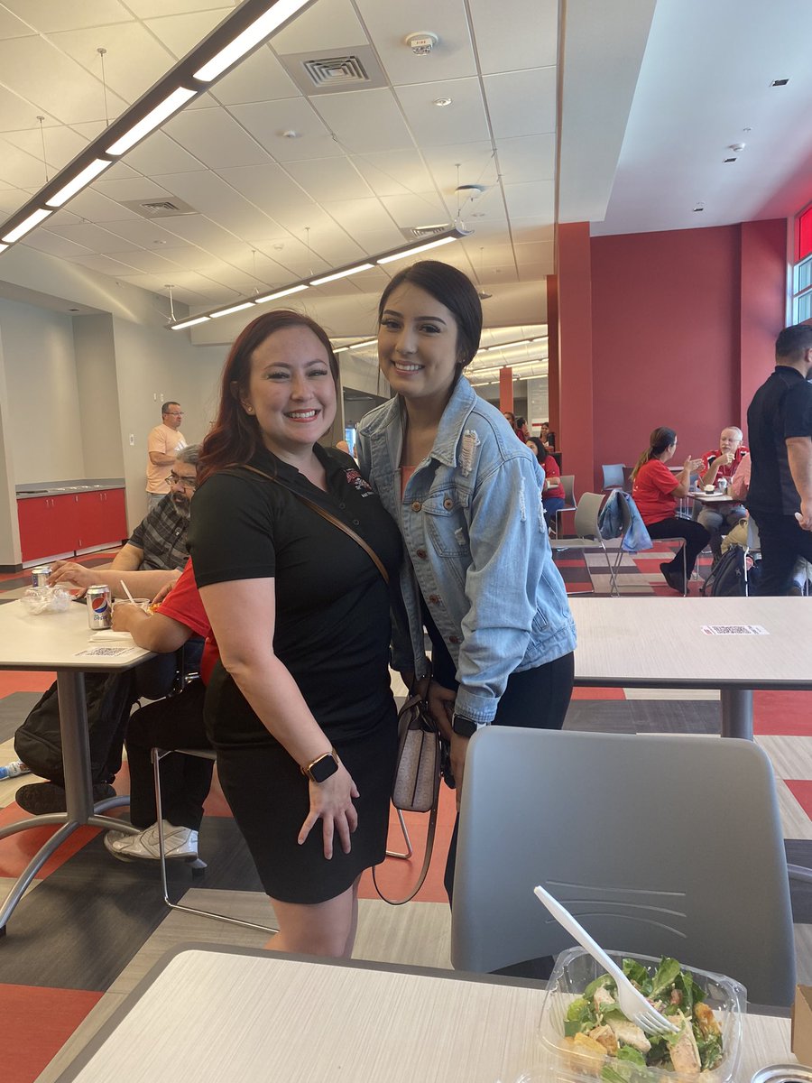 EndeeGrijalva's tweet photo. It’s a great day to be a @BAKcollege Renegade!!!! Even got to see one of my fav Renegades on campus today… my daughter!! #FallOpeningDay https://t.co/kB2J5QzBFA