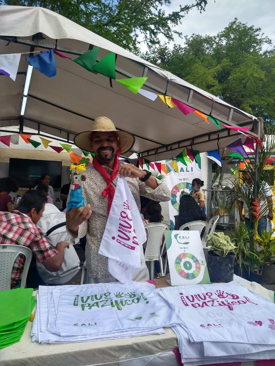 TataZambranos's tweet photo. Con #CaliCircular ♻️ tuvimos la participación de más de 1️⃣0️⃣0️⃣0️⃣ personas en el stand de #EconomíaCircular 💚 que disfrutaron de talleres sobre juguetes con material reciclado, fabricación de productos de aseo caseros sostenibles, técnicas de compostaje y agroecología urbana🍃 https://t.co/nwKcy6zBBQ