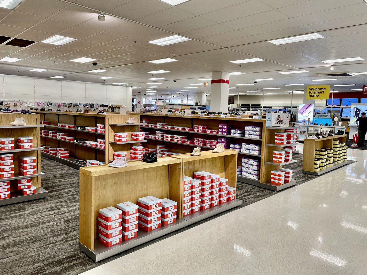 Specialty0927's tweet photo. Super proud of this #1437Remodel team! 🎯 Just have to wrap a few details tomorrow and the new shoe department will be #GuestReady for the weekend! #ProudETL #Remodel #Flight7 #VisualStandards @Krysanna_Bowery @tonypena @EvansLindy https://t.co/8tByYpH4jG