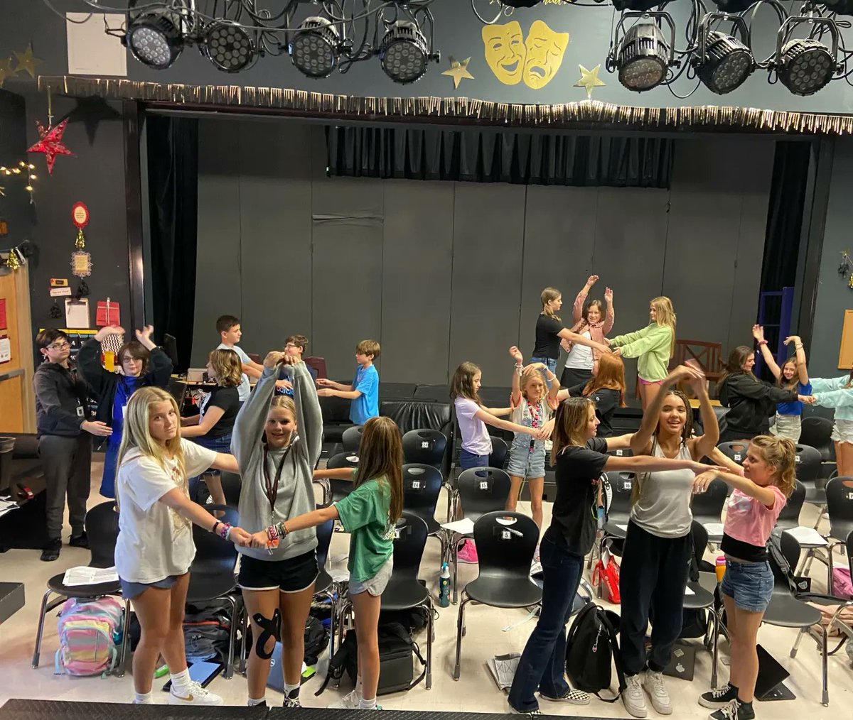 LTMSdrama's tweet photo. Intermediate Theatre classes hard at work on physical expression 🎭 @LTFineArts https://t.co/XFgqxYJTIZ