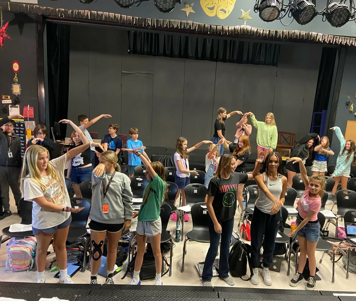 LTMSdrama's tweet photo. Intermediate Theatre classes hard at work on physical expression 🎭 @LTFineArts https://t.co/XFgqxYJTIZ