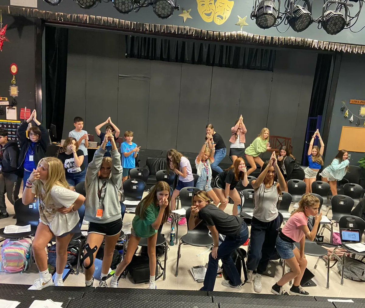 LTMSdrama's tweet photo. Intermediate Theatre classes hard at work on physical expression 🎭 @LTFineArts https://t.co/XFgqxYJTIZ