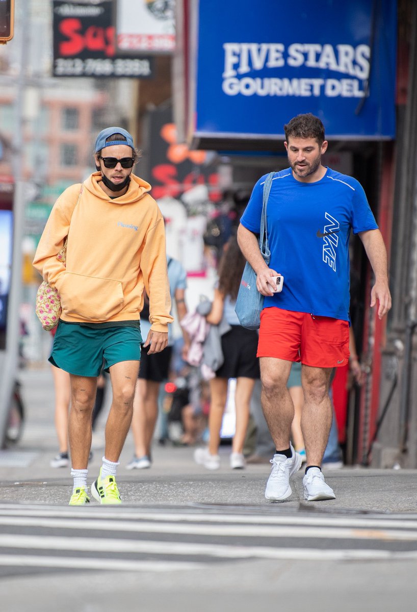 TheHSCandids's tweet photo. Harry and Tommy out in NYC, today! August 18th. https://t.co/u4VyZ1KwaK