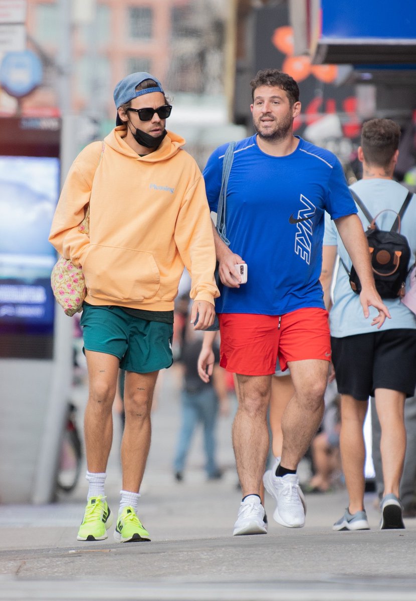 TheHSCandids's tweet photo. Harry and Tommy out in NYC, today! August 18th. https://t.co/u4VyZ1KwaK