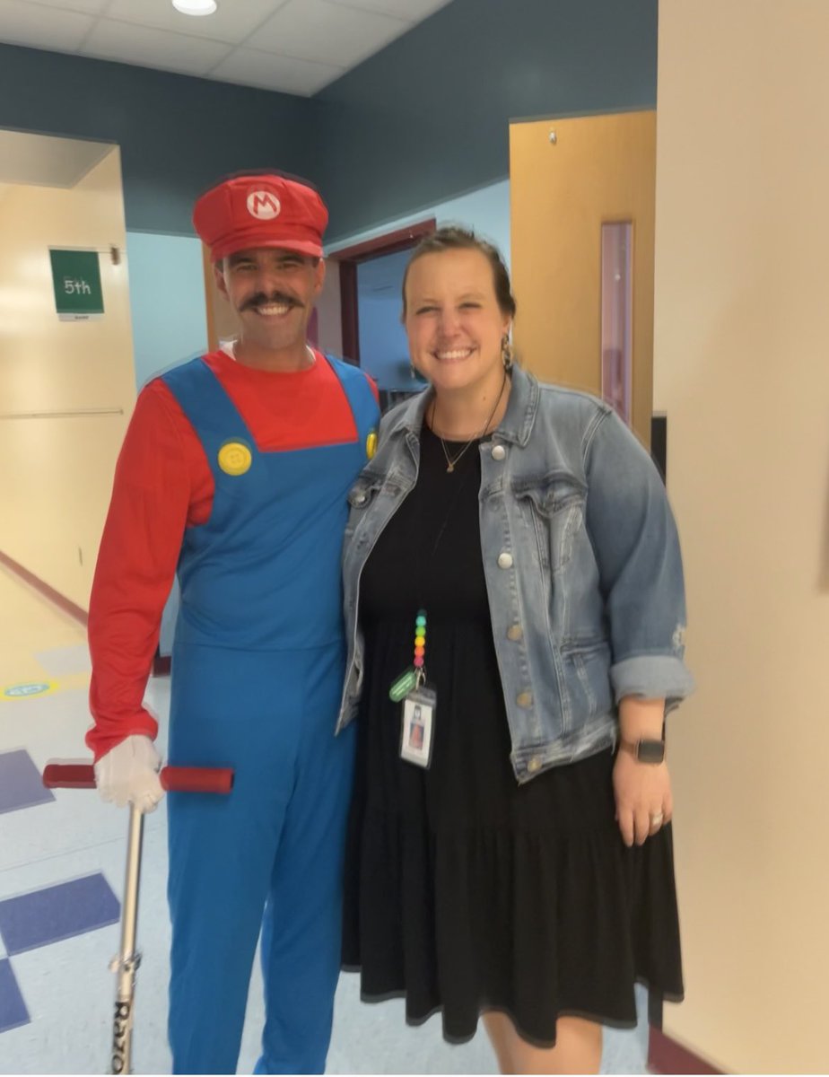 Mrs_Sautro's tweet photo. Only four days at my new school &amp; I am already making new (old) friends! @harriscreekelem @MrTimothyHuber https://t.co/KrsGgU45Il