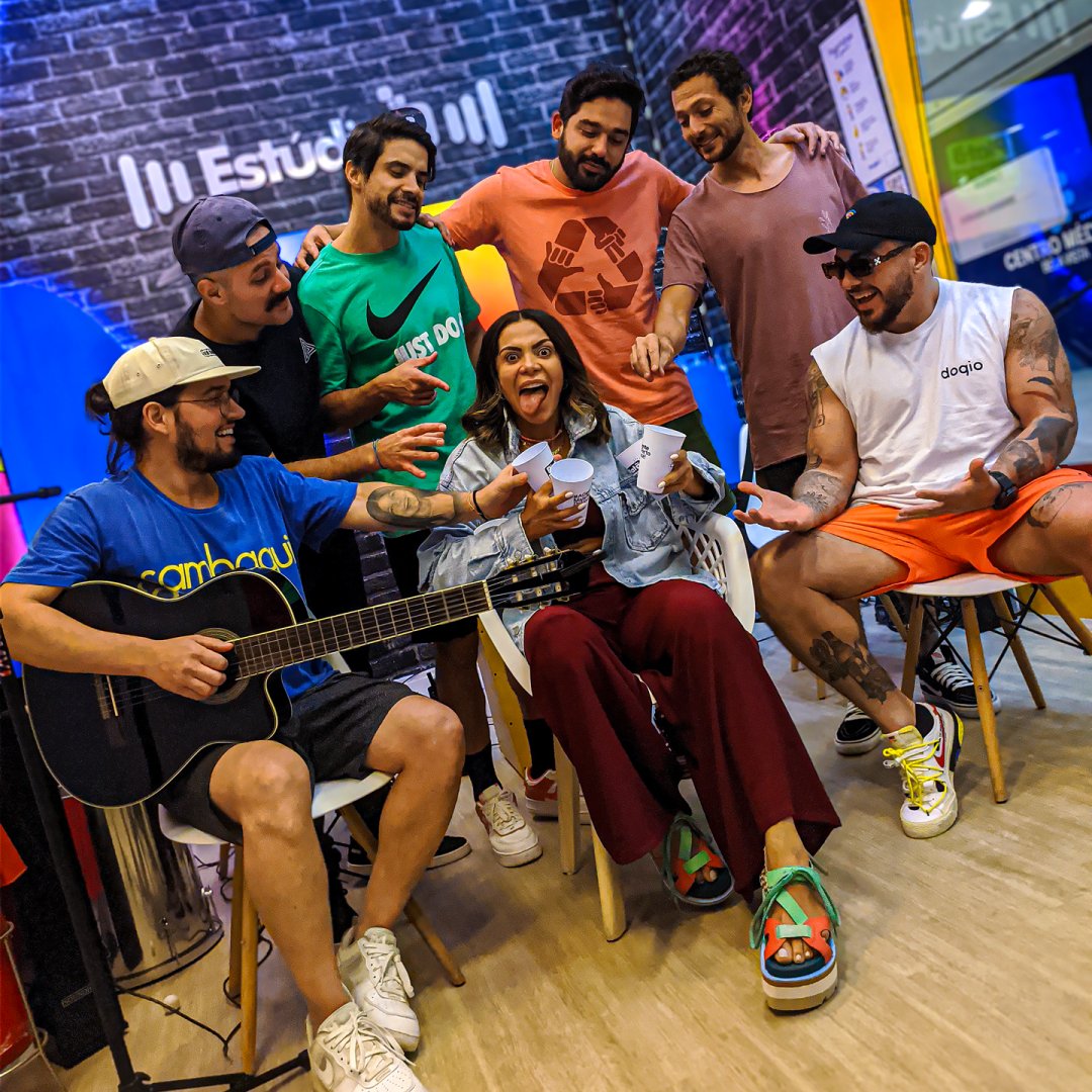 PiataFM's tweet photo. #EUTOPO! 😜🥛
Ai gente, que programa foi esse! Meninos amei a visita de vocês, foi incrível! Domingo pode esperar que marcarei presença no #SempreFoiPagode tomando uns golão com meu copo favorito! 💕🎶

#PiatãFM #EmpurraPiatã #Atitude67 #PodeMeChamarDeCopo #A67 https://t.co/znme5HWNDZ