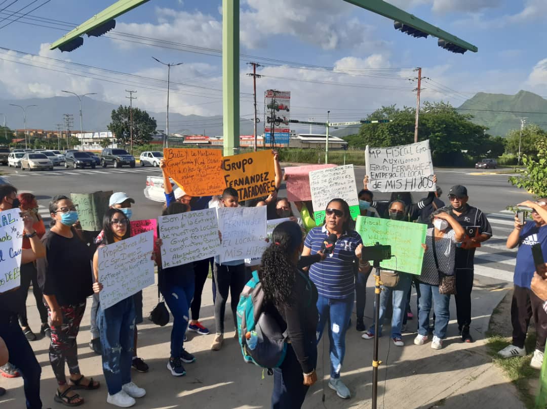 maite_parra's tweet photo. Afectados por el @grupofernandezv , constructora Banni e Inversiones Almerca c.a , protesta en la Av.Julio Centeno por el incumplimiento en la entregan de sus locales en el c.c San Diego II, esperando desde 2015. #Justicia @MinpublicoVEN @TarekWiliamSaab https://t.co/SAsZWKYTiK