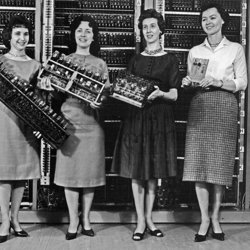 dreamy_women's tweet photo. La pionera en programación Klára Dán Von Neumann (1911-1963) nació un 18 de agosto. Escribió el código usado en la máquina MANIAC I desarrollada por el matemático John von Neumann. Y fue una de las primeras programadoras de la ENIAC.
#mujeresprogramadoras #mujeresoñadoras https://t.co/Ike2MCD9Ak