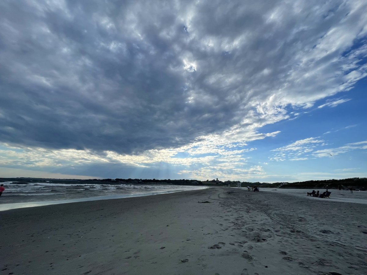 coachmace's tweet photo. A bit breezy in Newport! @DscvrNewport #secondbeach https://t.co/w5wvw8xFNI