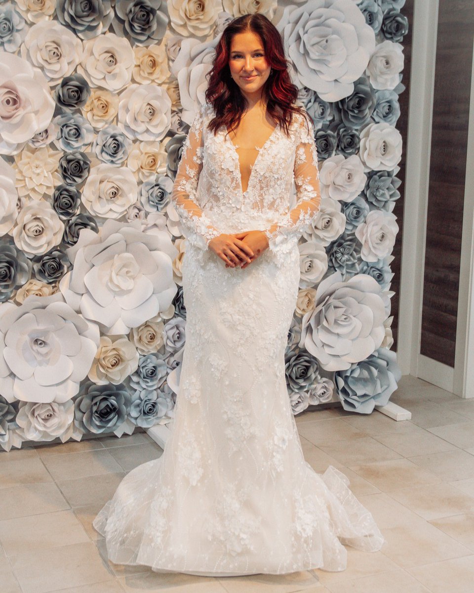 EngagedIndiana's tweet photo. This beautiful 3-D lace dress is beautiful!βββββββββ£οΈππββββββββ
πGretchen's Bridal Gallery
π#gretchensbridalgallery
#engagedindiana
#engagedindy
#indianaweddings
#indianapolisbride
#weddingshow
#engaged
#weddinginspo
#weddingdetails
#weddingplanning
#weddingbouquet https://t.co/6OFONiyR7r