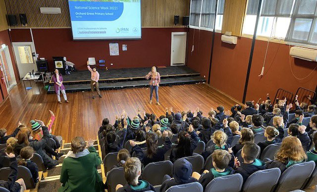 Katmlivingstone's tweet photo. Happy #ScienceWeek! 🥦
As part of our @CSIRO #STEMProfessionalsInSchools partnership we went out to a local primary school to chat to ~600 children about #veggies & careers in #STEM!
So much fun, & great questions! 👧🏽@BarbaraBrayner @LauraEMarchese @DeakinIPAN @Aus_ScienceWeek https://t.co/T4XIcu6heU