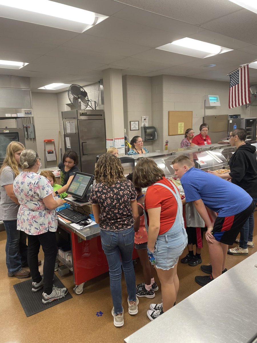 NHillsUSD345's tweet photo. #dailydifference watching 6th grade students assisting K students as they navigated their first school lunch was the community of belonging highlight of the day! https://t.co/c2eE2lLQI8