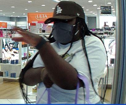 tn_crime's tweet photo. Do you recognize these suspects? They took over $13,000 worth of cologne and perfume from Ulta on Papermill Drive. If you recognize them contact East TN Valley Crime Stoppers - Call **TIPS or 865-215-7165, Online https://t.co/msppsTw5gg, App P3TIPS.  
@Knoxville_PD https://t.co/WdyyZ67RY7