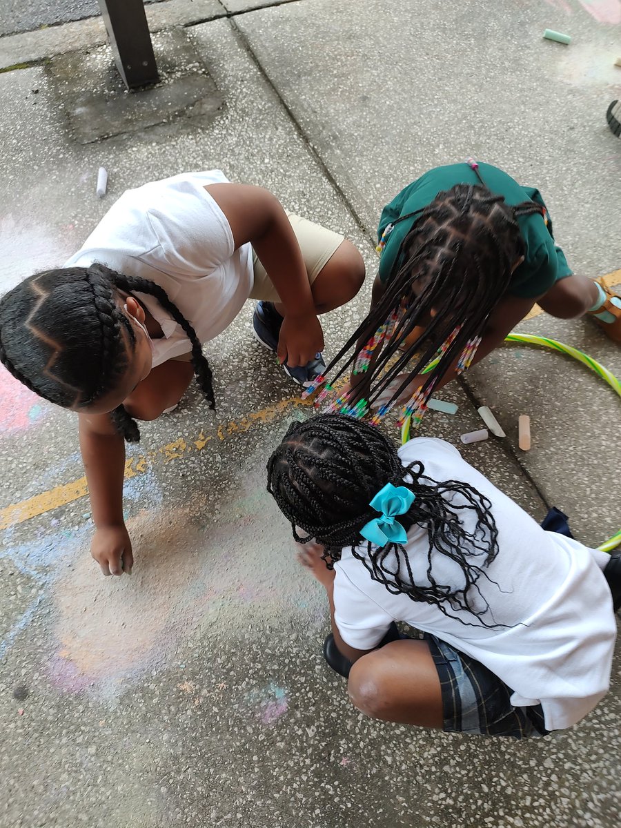 loopitupsav's tweet photo. The greatest. Forever! So lucky to witness Ms.Grant's class playing, creating and experimenting with sidewalk chalk today! 
@ShumanScholars 💚🤍💚🤍💚 https://t.co/vc5PQMMxPW