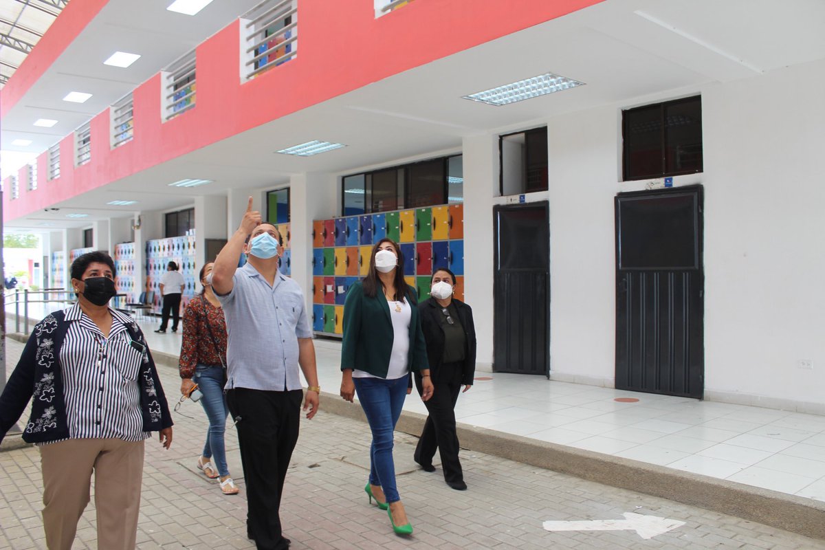 EducacionZ5_Ec's tweet photo. [BABAHOYO] @monka78, coord. de @EducacionZ5_Ec, recorrió las instalaciones de la Unidad Educativa Réplica Eugenio Espejo, donde se realizó mantenimiento de laboratorios, aulas y pintura, con una inversión mayor a $155 mil dólares.
#EncontrémonosPorLaEducación https://t.co/MULdN7OCP0