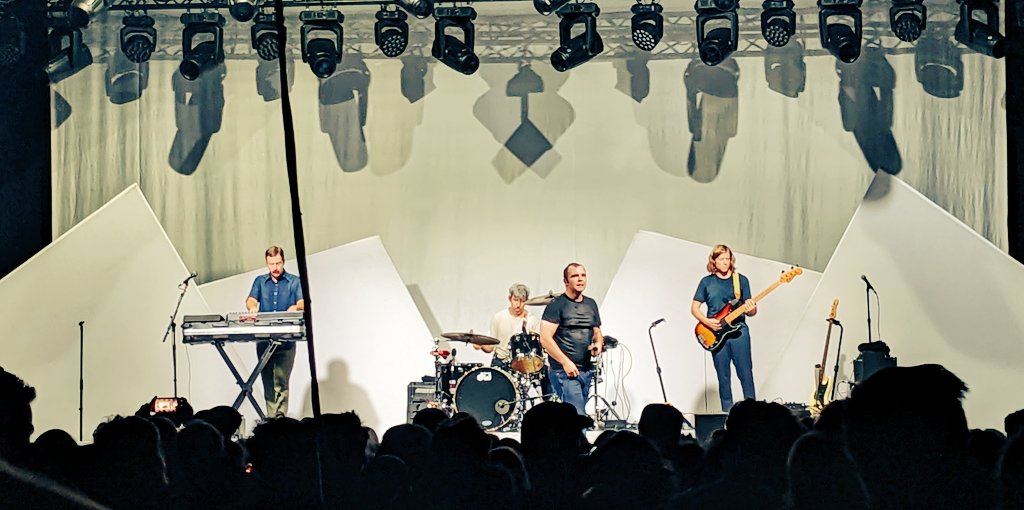 Future Islands spielen in der Columbiahalle, ein Getränk kostet 15 Minuten anstehen, Berlin geht unter im Dauerregen, nach einer halben Stunde auf dem Fahrrad sind wir nass bis auf die Haut, der Beat geht nicht mehr raus aus dem Kopf. Was für ein wundervoller Abend. ♥️