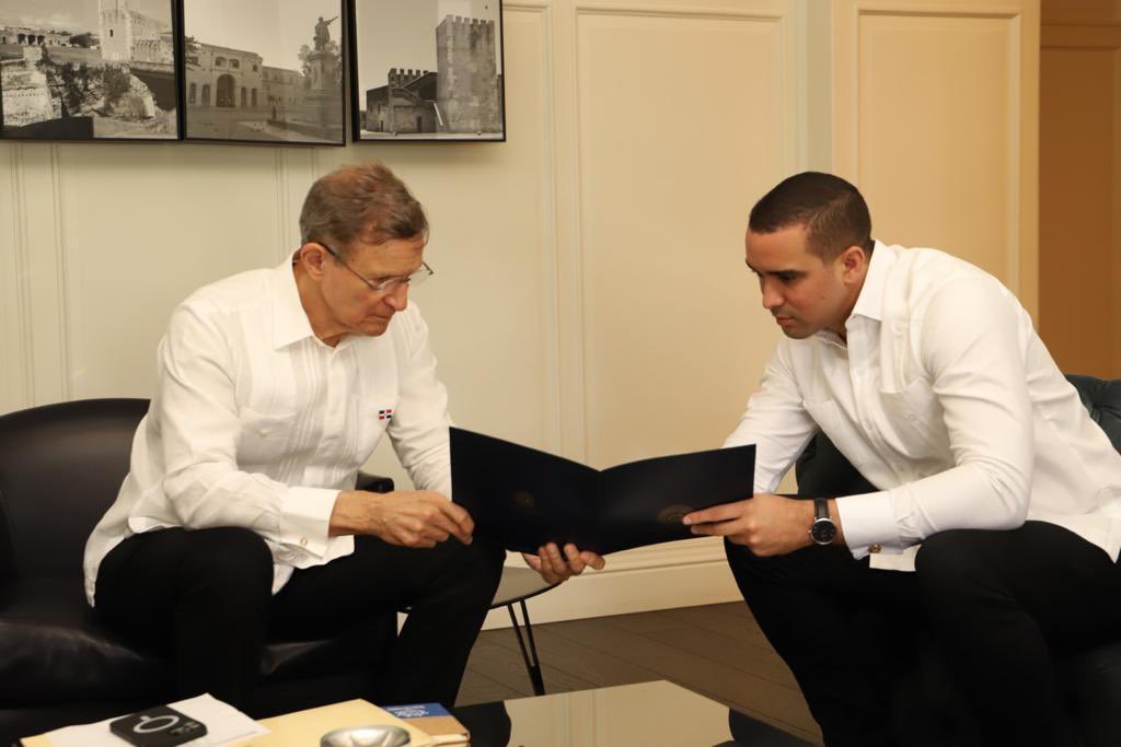 josejuliogomezb's tweet photo. Dos años que asumí como viceministro. Acompañar a @RobalsdqAlvarez en esta profunda reforma del @MIREXRD , es la mayor satisfacci��n profesional que a mis 30 años he tenido. Seguiremos profesionalizando el @MIREXRD y elevando la calidad de vida de nuestros diplomáticos. https://t.co/wQTVmNO9KH