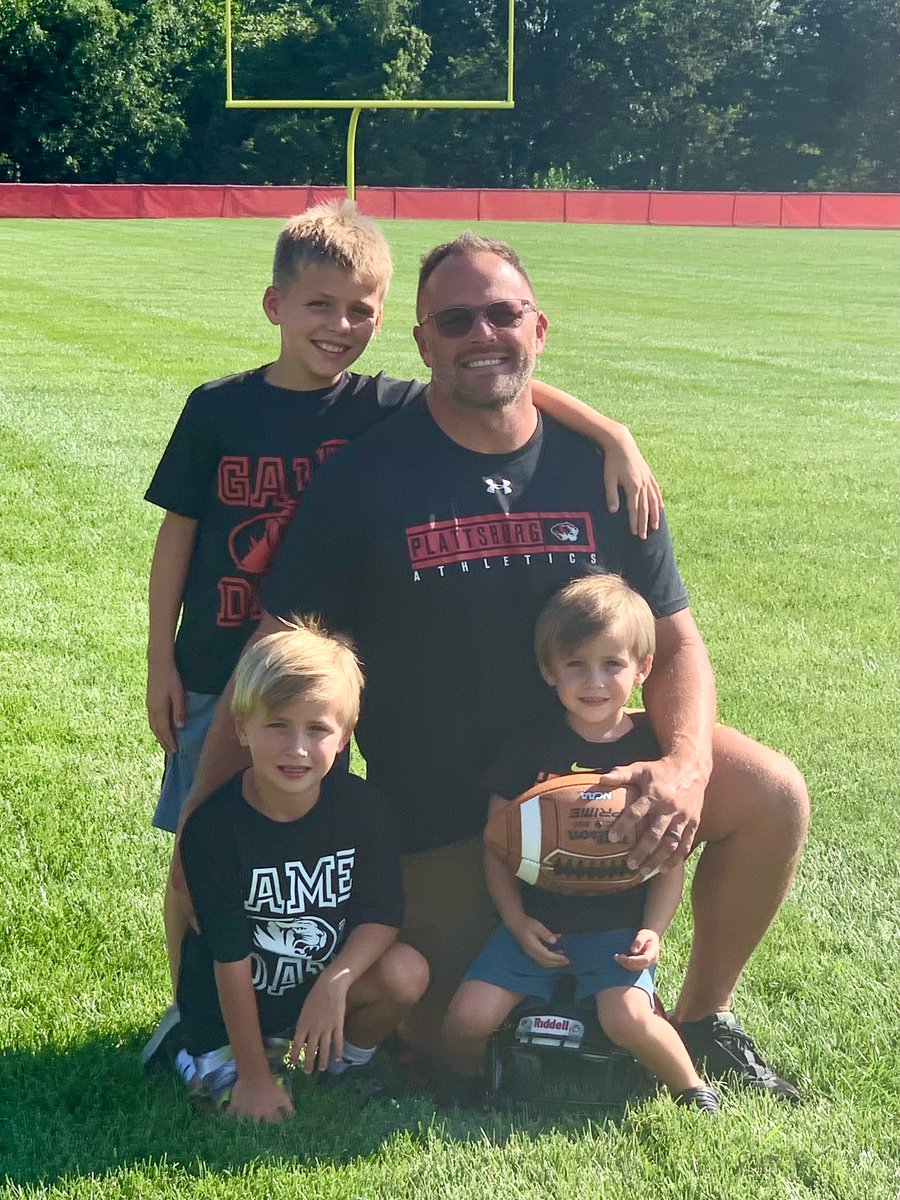 CoachBurnz's tweet photo. Shout out to @dentoncody7 @PBURGtigerFB   These are some great shots! Thanks for all the time you guy’s put in for our kids. Glad to see you hangin w your kiddos too. 👊 https://t.co/MZBji1dwfg