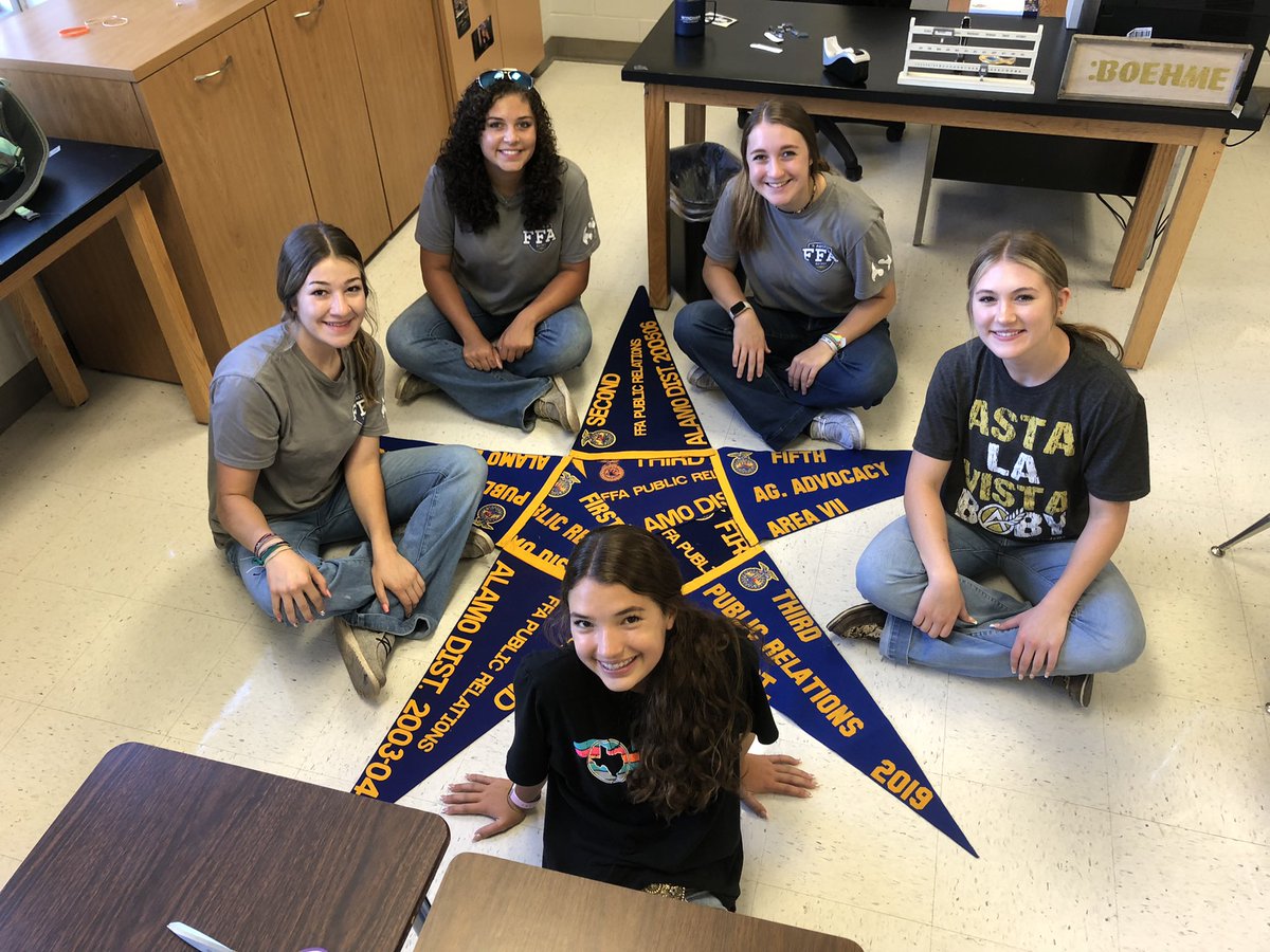 AgMag_NISD's tweet photo. Our FFA officers were hard at work decorating rooms and hallways today. They will be on campus tomorrow afternoon to help you move in. @NISDOConnorHS @NISD_CTE https://t.co/Byqi0hjOU5
