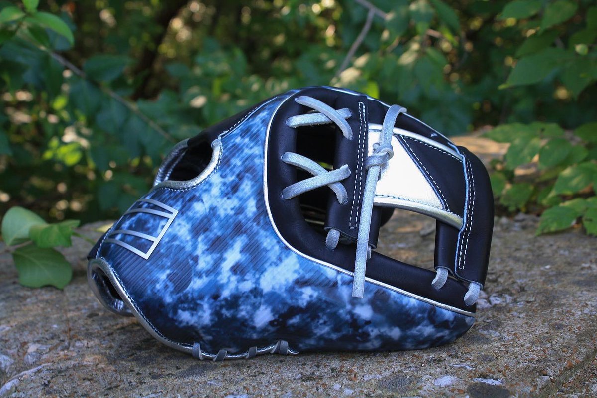 RawlingsSports's tweet photo. One of the rarest gloves ever created, the Primus NFT Platinum edition is limited to 10 gloves. It's apart of our revolutionary REV1X series, which features the most innovative glove technology on the market. Be sure to join our discord to learn more! #RawlingsPRIMUS https://t.co/V9U4IrjzwQ