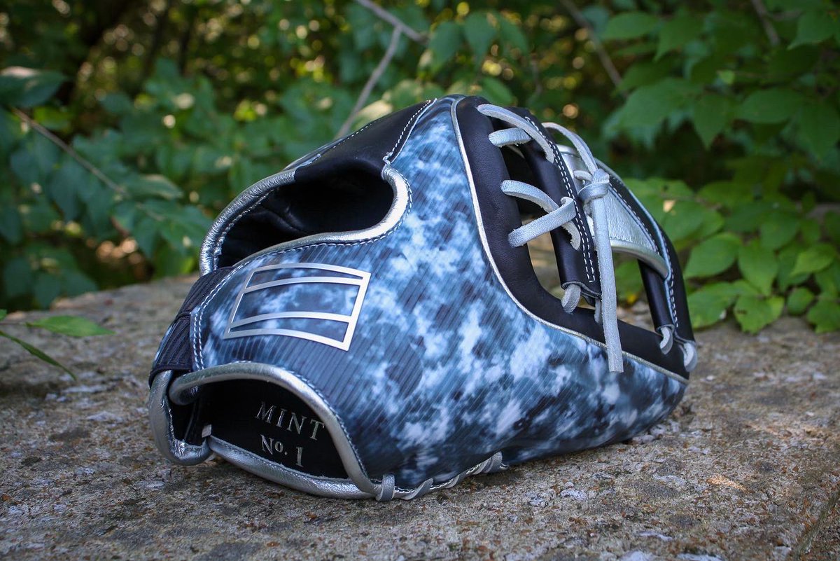 RawlingsSports's tweet photo. One of the rarest gloves ever created, the Primus NFT Platinum edition is limited to 10 gloves. It's apart of our revolutionary REV1X series, which features the most innovative glove technology on the market. Be sure to join our discord to learn more! #RawlingsPRIMUS https://t.co/V9U4IrjzwQ