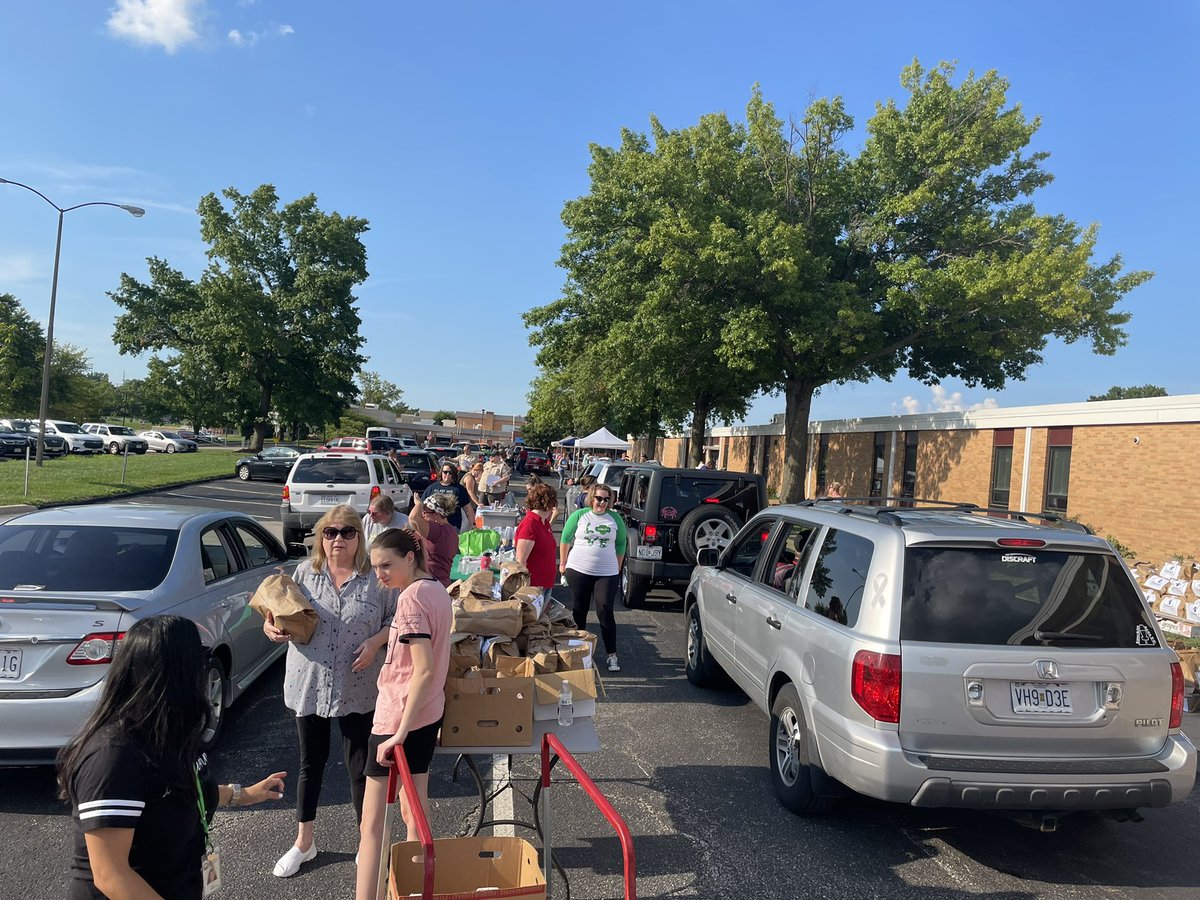drsefrit's tweet photo. Our Annual SCSD Family Festival is going strong! #SoManyCars #ThankYouPartners #scsdGREAT @Care2LearnSC @StChasCitySch https://t.co/8HNBUlvuFS