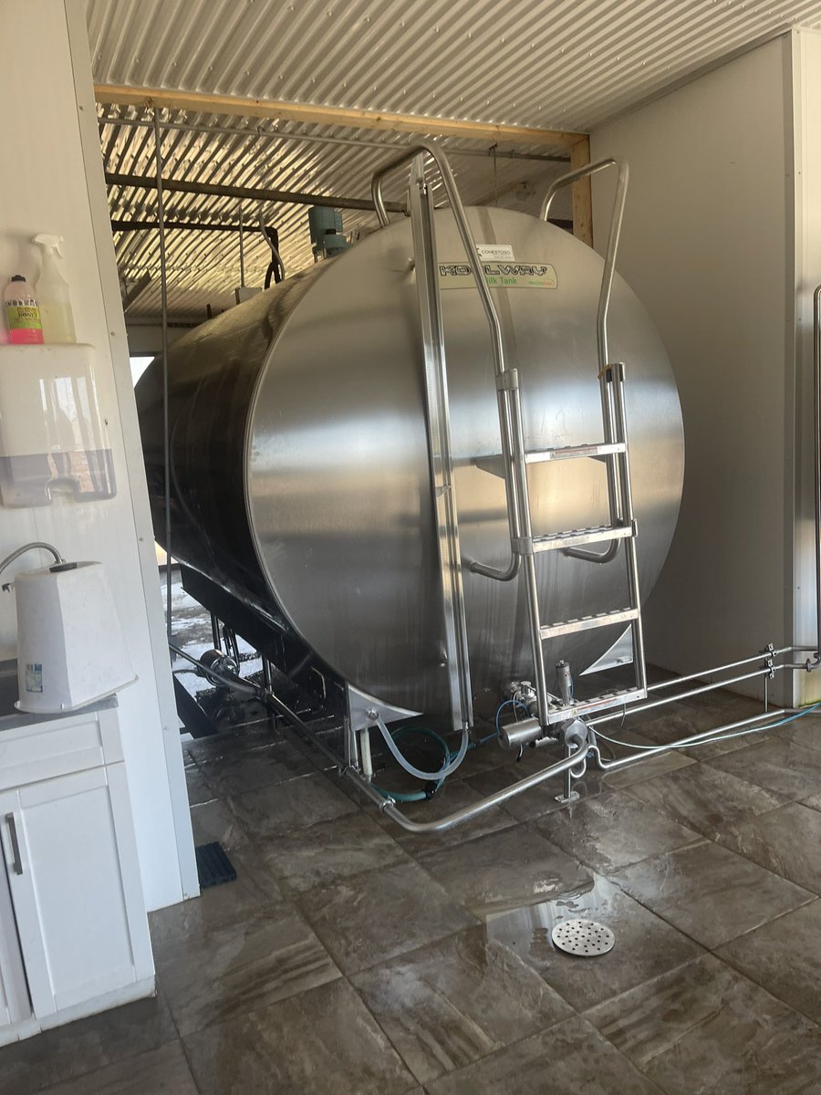 New to us tank going in today! Thanks <a href="/ConestogoAgri/">Conestogo Agri Systems</a> <a href="/BrianBo78350494/">Brian Bowman</a>  for the great service #drinkcdnmilk
