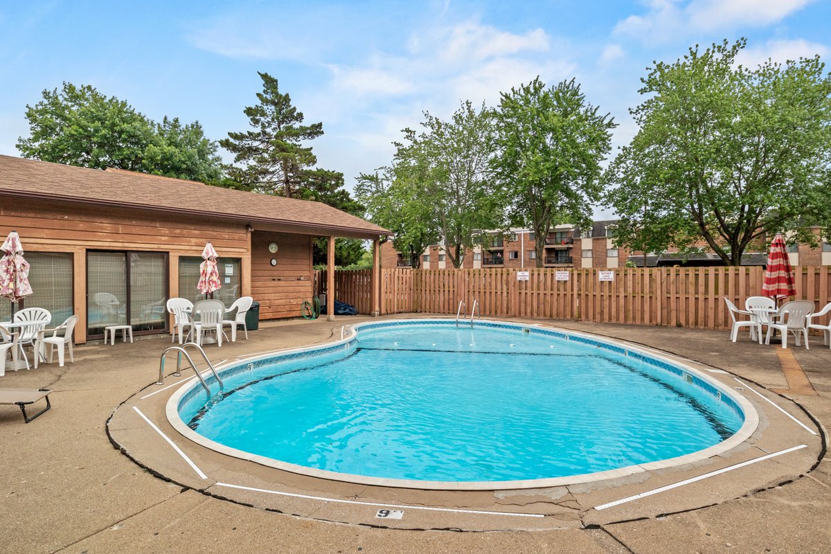 JGkeepitreal's tweet photo. New Listing: 2643 Cooper Ave., Springfield, IL
2 bed, 2 bath, 1,218 sq. ft. $120,000. Townhome close to city’s west-end shopping and dining. Attached garage. HOA includes water, pool, snow removal. Call Daniel Nika (217.971.3383). More info at https://t.co/JtXRILM8vw. #jgteam https://t.co/hA0AotKdD3