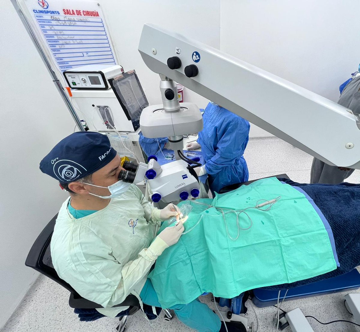 kaikamed's tweet photo. Imágenes de la Cirugía con el Doctor Fabian Valencia, operando con nuestro #Lumera300 de @ZEISSmeditec la mejor tecnología para el cuidado de los ojos de los pacientes en Bucaramanga y Santander.
#Kaika #equiposmédicos #zeissmedical #operación #Cirugía #Oftalmología #Microscopio https://t.co/i7LrTLUS8G