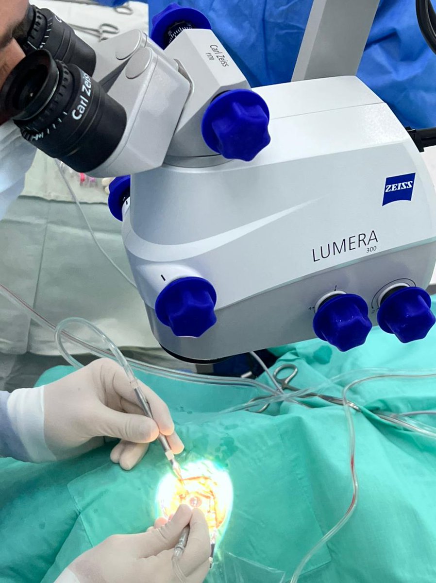 kaikamed's tweet photo. Imágenes de la Cirugía con el Doctor Fabian Valencia, operando con nuestro #Lumera300 de @ZEISSmeditec la mejor tecnología para el cuidado de los ojos de los pacientes en Bucaramanga y Santander.
#Kaika #equiposmédicos #zeissmedical #operación #Cirugía #Oftalmología #Microscopio https://t.co/i7LrTLUS8G