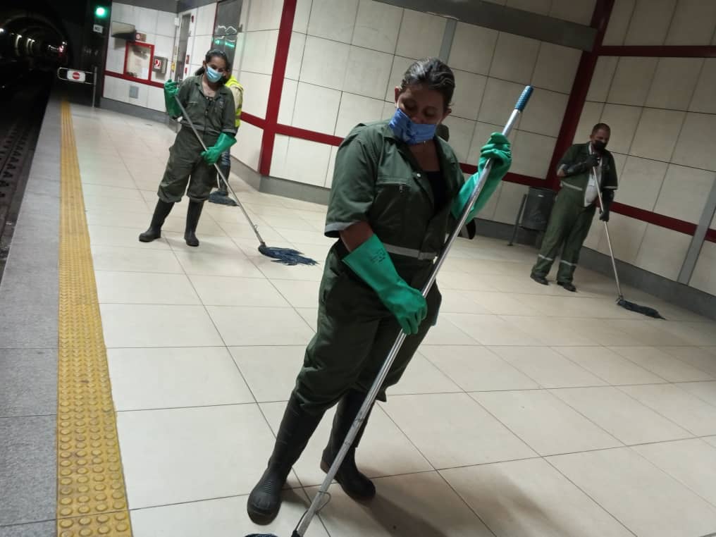CAMETROVALENCIA's tweet photo. #EnMetro🔊||El control e higiene de las #Estaciones es prioridad para @CAMETROVALENCIA, es por ello que nuestro personal de #ServiciosGenerales continúa desplegado en escaleras y #Andenes de la #EstaciónMichelena👷🏼♀️🚇#JusticiaContraElTerrorismo https://t.co/xaT9aE8AIb