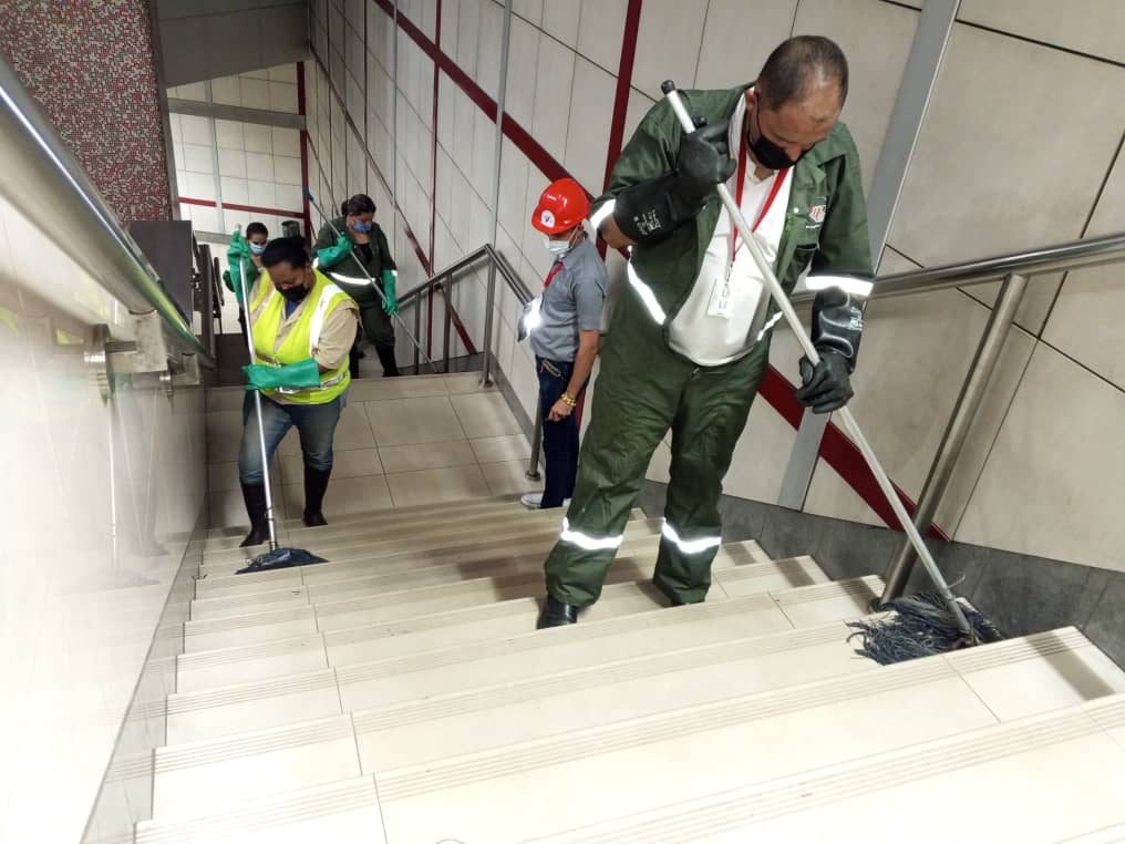 CAMETROVALENCIA's tweet photo. #EnMetro🔊||El control e higiene de las #Estaciones es prioridad para @CAMETROVALENCIA, es por ello que nuestro personal de #ServiciosGenerales continúa desplegado en escaleras y #Andenes de la #EstaciónMichelena👷🏼♀️🚇#JusticiaContraElTerrorismo https://t.co/xaT9aE8AIb