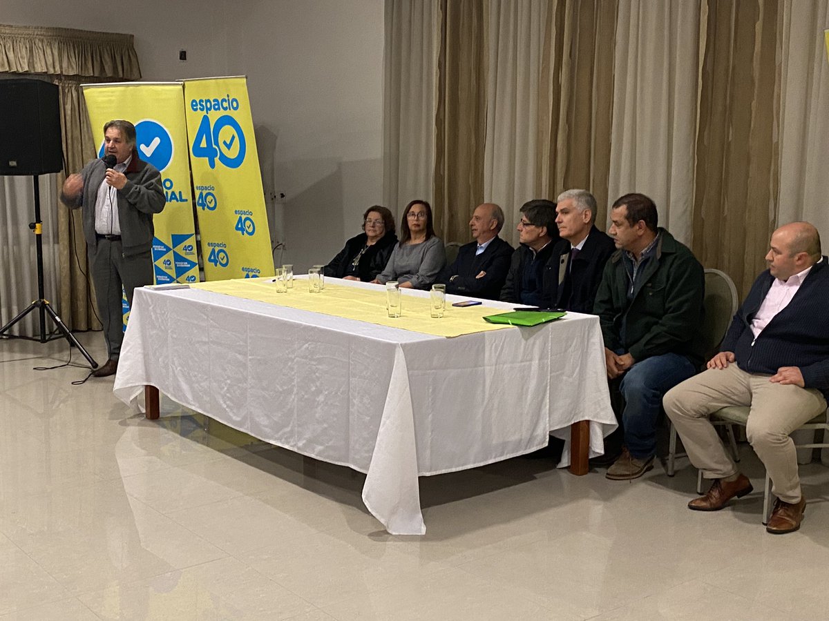 VeroGMaccio's tweet photo. Nos acompaña el Ministro @JavierGarcia_Uy en reunión con vecinos del municipio G @ESPACIOCUARENTA @GabrielGianoli @DipRodrigoGoni https://t.co/QyvvsmFTXr
