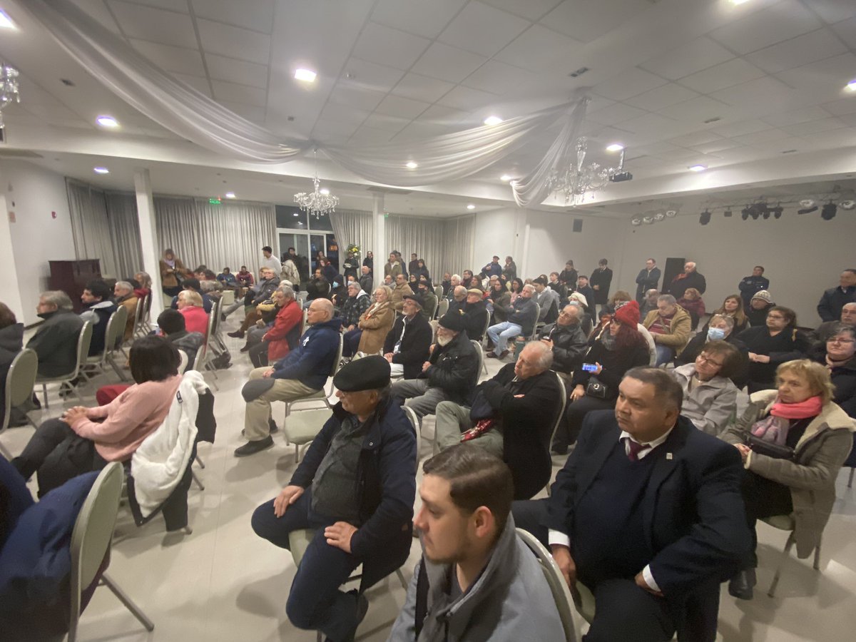 VeroGMaccio's tweet photo. Nos acompaña el Ministro @JavierGarcia_Uy en reunión con vecinos del municipio G @ESPACIOCUARENTA @GabrielGianoli @DipRodrigoGoni https://t.co/QyvvsmFTXr