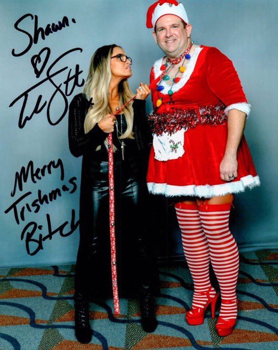 RT @TOXlCATTRACTlON: I met trish stratus y’all! https://t.co/WxfebU1WLK