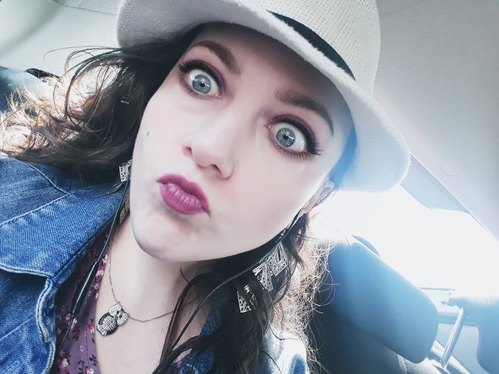 HungryAnna's tweet photo. Приветики от меня и Скалли 💜 https://t.co/ExjynPU8Ny