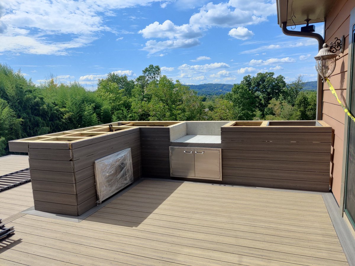 markosmodlife's tweet photo. Building this outdoor kitchen for a customer! Imagine grilling with that view! 😮 #outdoorliving https://t.co/0iVDiktVzX