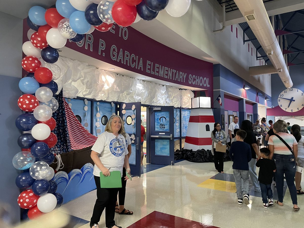 adamslisa97's tweet image. Meet the teacher @HPGarciaTISD is in full sail! Love seeing the smiling faces! #chartingourcourse