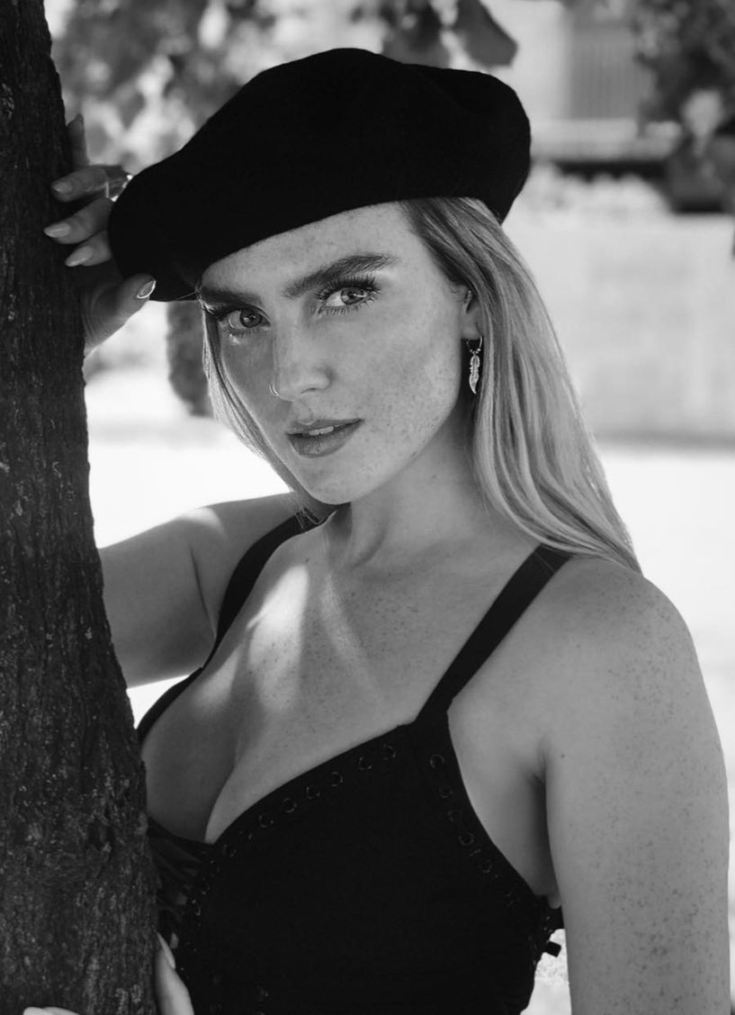 concertswleah's tweet photo. happy #perrieday @perrieedwards i love you so much!!! you have helped me through sm i don’t even know where i’d start you mean so so much to me so thank you for everything!🤩 i can’t wait to see what your gonna do in your solo career😁 https://t.co/Lx6Ilj4Gmn