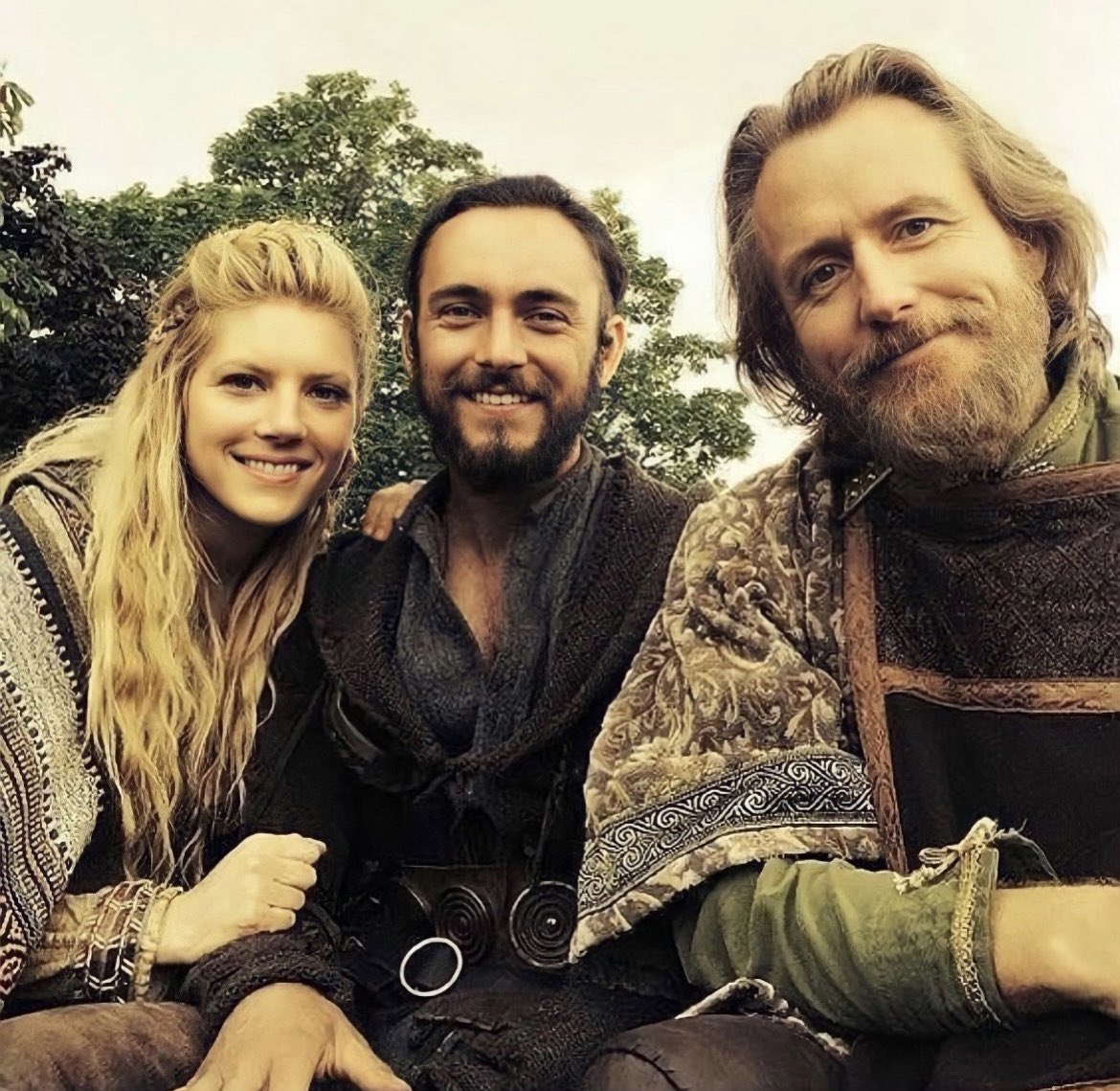 dcd728's tweet photo. #GeorgeBlagden in BTS #pic from #Vikings with #costars #KathyrnWinnick and #LinusRoache #Athelstan #Lagertha #Ecbert https://t.co/yoZl1dlrPR