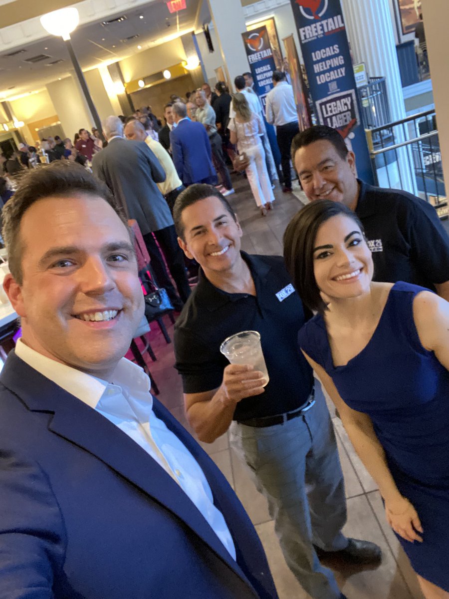 TheBradSowder's tweet photo. Iβm at the at #FallPremier hanging with the evening folks. @ryanwolf @CamillaR_TV @alexgarcia_wx #goodtimes https://t.co/MfCcrczxsZ