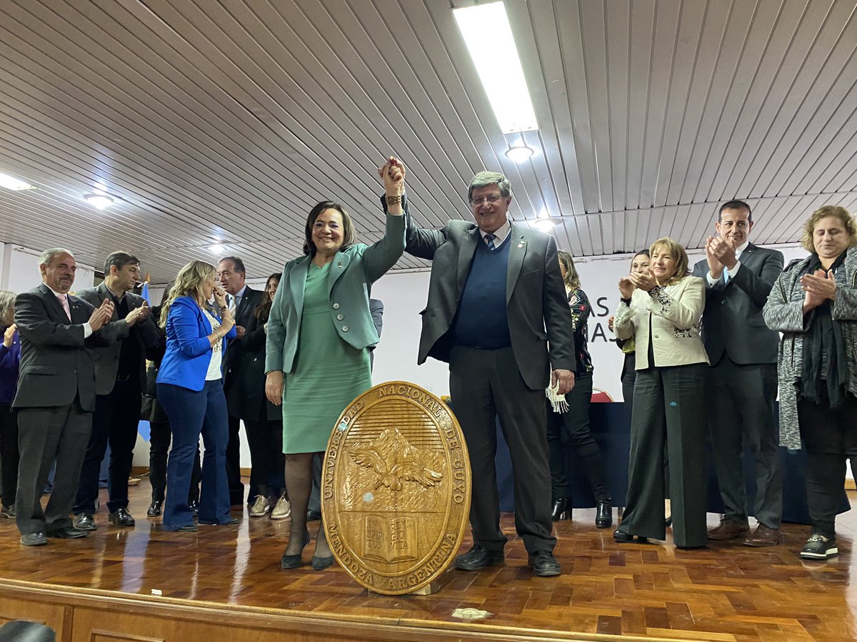 Inmensa felicidad por continuar trabajando para la <a href="/FCAUNCuyo/">Ciencias Agrarias UNCuyo</a> y la <a href="/UNCUYO/">UNCUYO</a>. Gracias a todos por acompañarnos en este día.
¡Felicitaciones <a href="/filippinimf/">Ma FLAVIA FILIPPINI</a> y #JoaquínAntonioLlera por este nuevo mandato!
#OrgullosamenteFCA <a href="/SAEstudiantiles/">AEstudiantilesFCA</a>
