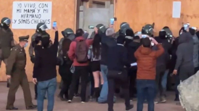 soychilecl's tweet photo. Inician desalojo de toma de terrenos VIP en el sector del Huáscar en Antofagasta https://t.co/JnyubWYE24 https://t.co/19CowmVkwp