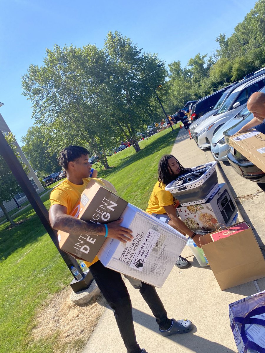 PNWBasketball's tweet photo. Great day of service volunteering to get our housing community all moved in.

@PurdueNorthwest @PNWathletics 

#Family #LoveJoyToughness https://t.co/apxkjXPX1P